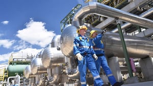 men-at-refinery-plant_iStock-1039705312_1100x620px_industryview_201029